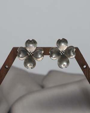Vintage Stuart Nye Sterling Dogwood Flower Screw Back Earrings 3.1G /0.8in N1634